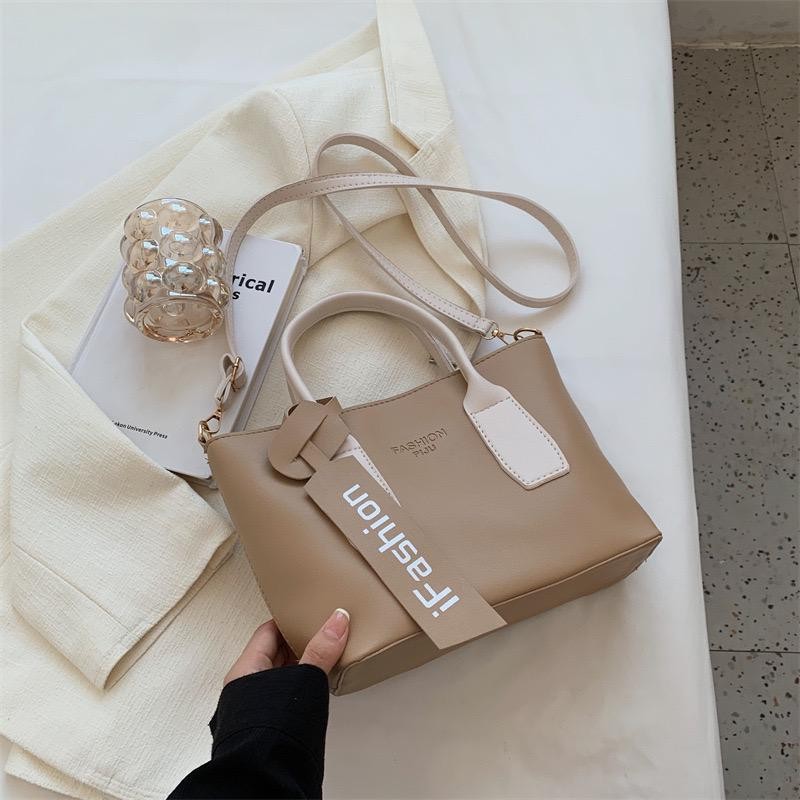 حقائب شبابية عالمية