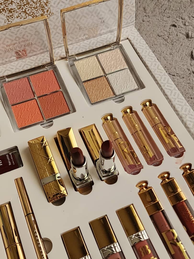 مجموعة مكياج روز بيري الذهبية